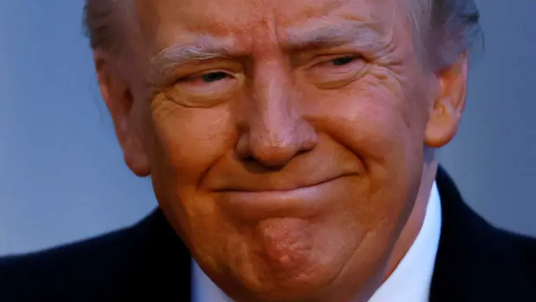 Los fiscales han rechazado las alegaciones de los abogados de Trump, que sostiene que dar a conocer la condena antes de la toma de posesión el 20 de enero, podría poner en riesgo un traspaso ordenado de la presidencia.
Para más información del tema, visita: https://www.eleconomista.com.mx/internacionales/tribunal-apelaciones-nueva-york-rechaza-retrasar-sentencia-trump-caso-stormy-daniels-20250109-741241.html
¡Síguenos en nuestras redes sociales para mantenerte informado!
Twitter: https://twitter.com/eleconomista
Facebook: https://www.facebook.com/ElEconomista.mx
Instagram: https://www.instagram.com/eleconomistamx
LinkedIn: https://www.linkedin.com/company/el-economista/
#ElEconomista #EETV