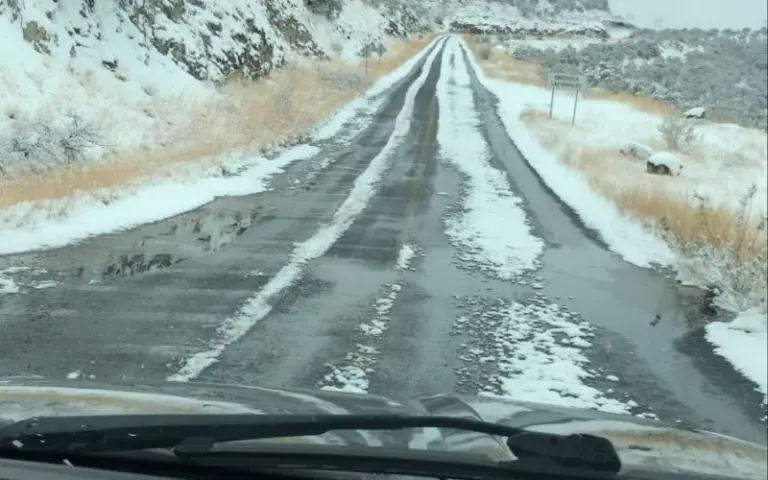 El hielo cubre el asfalto.