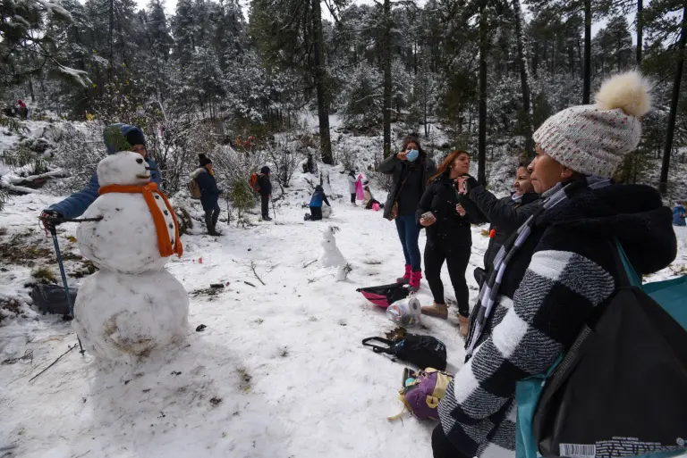 Turistas provenientes de diversos estados de México así como de la entidad mexiquense se dieron cita desde muy temprana hora en el Volcán Xinantécatl para disfrutar del paisaje nevado que ofrecía este, el acceso está permitido hasta el Parque de los Venados, los visitantes jugaron en la nieve, se tomaron la foto del recuerdo y armaron su muñeco. En el transcurso de la mañana los visitantes continuaron llegando a las faldas del Nevado para disfrutar este espectáculo.