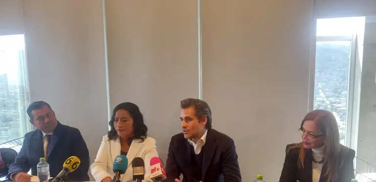 La alcaldesa de Acapulco y el director general de OMA.