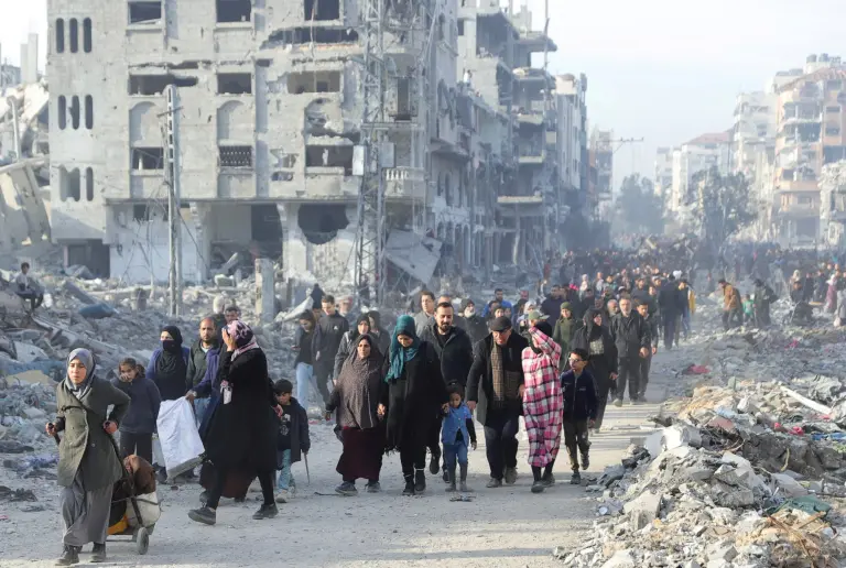 Palestinos desplazados se abren camino entre los escombros mientras intentan regresar a sus hogares, tras un retraso en el alto el fuego entre Israel y Hamás por la lista de rehenes, en el norte de la Franja de Gaza.