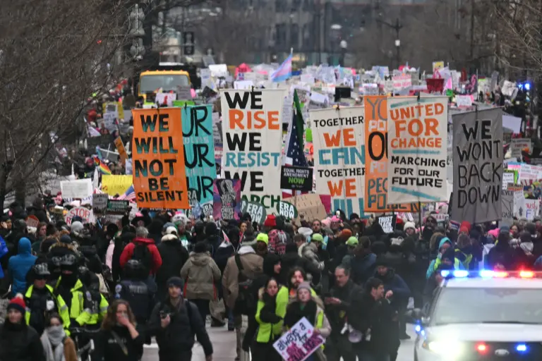 Los manifestantes se reúnen frente al Monumento a Washington durante la "Marcha del Pueblo sobre Washington" en Washington, DC., antes de la toma de posesión del presidente electo de Estados Unidos, Donald Trump. Afirman que Trump infringirá los derechos de las mujeres, los inmigrantes y la comunidad LGBT.