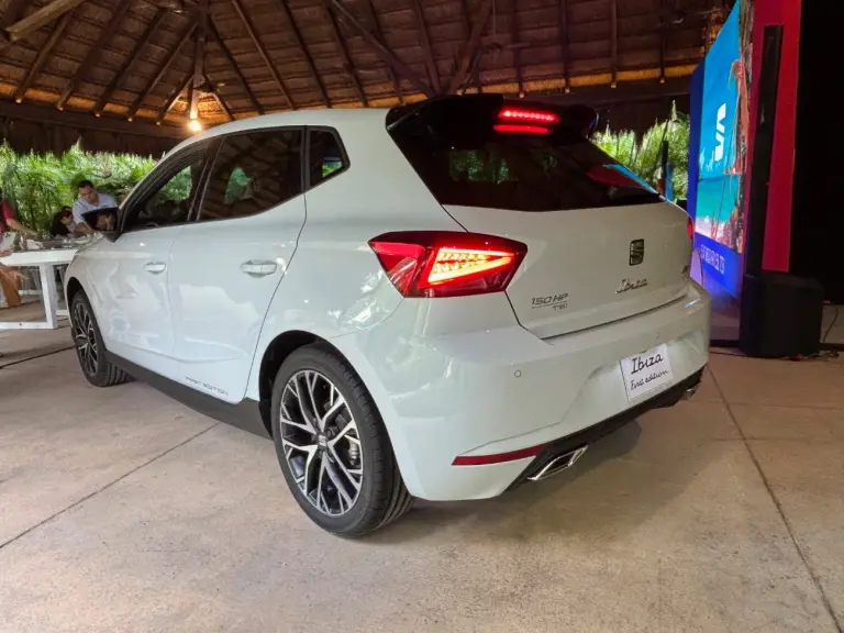 La versión que celebra los 40 años de historia del Seat Ibiza tiene las opciones de color en blanco y rojo. Foto EE: Marcos Martínez