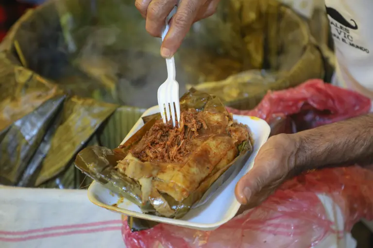 VICTOR ZARATE VENTA DE TAMALES RANCHEROS . FOTO : HUGO SALAZAR / EL ECONOMISTA