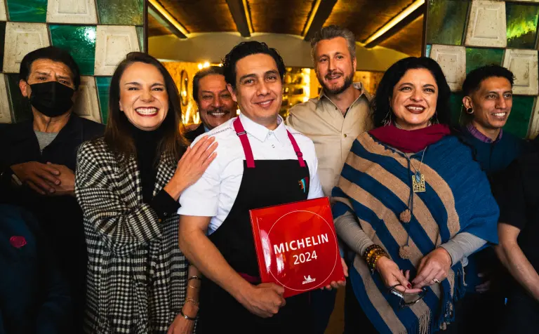 Equipo de Limosneros recibiendo la recomendación de la Guía Michelin.