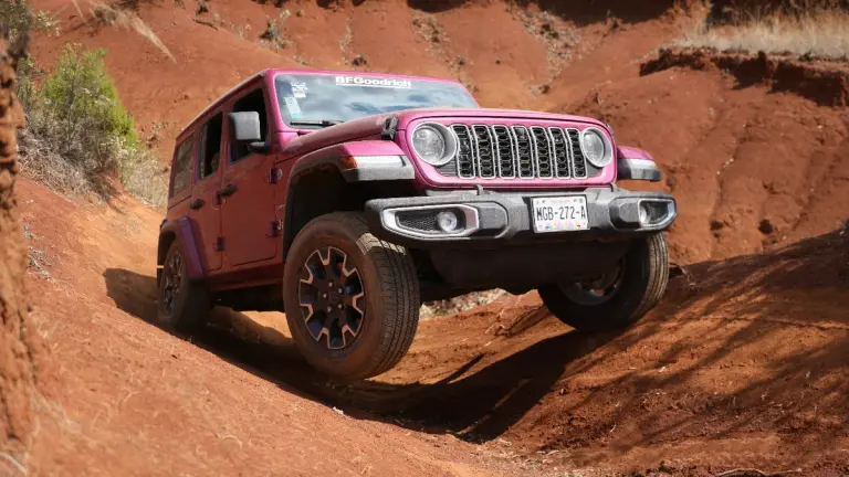 A pesar de que viene de fábrica con neumáticos para pavimento, el sistema de tracción y la altura de su suspensión, le permiten aventurarse a la conducción 4x4.