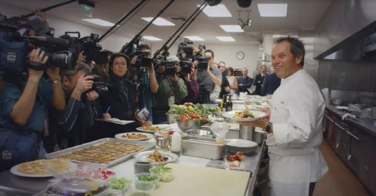 Wolfgang Puck: el chef que lleva 31 años sirviendo el banquete de los Premios Oscar