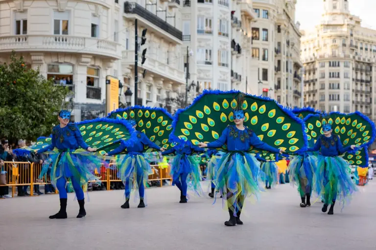 El desfile con vestuarios típicos de la zona valenciana.