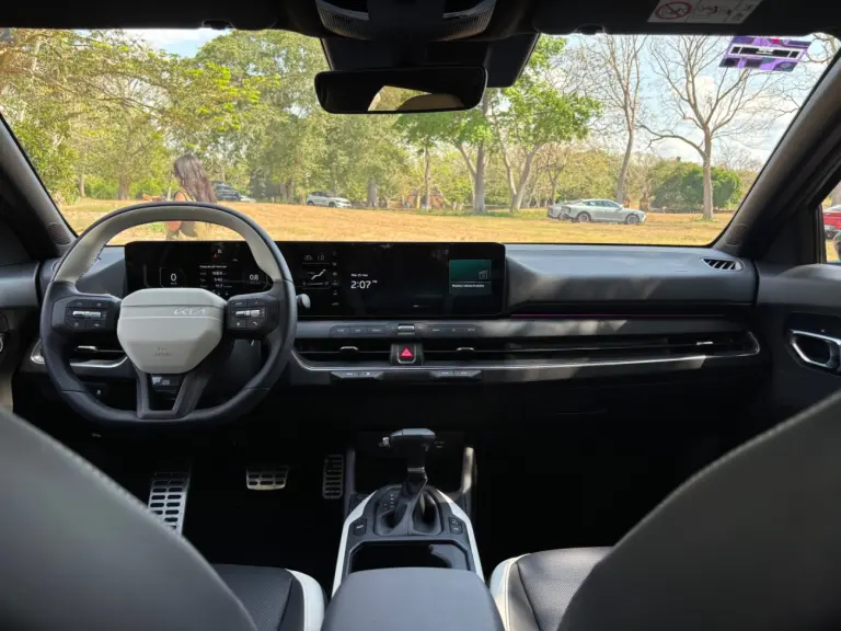 En el equipamiento se encuentran Apple CarPlay y Android Auto inalámbricos. El volante tiene un diseño que solo se puede encontrar en esta versión.