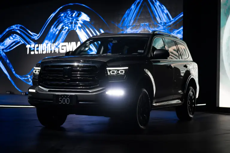 La versión Black Edition tiene detalles como emblemas, rieles de techo y rines negros, calipers en rojo y faros led ahumados.