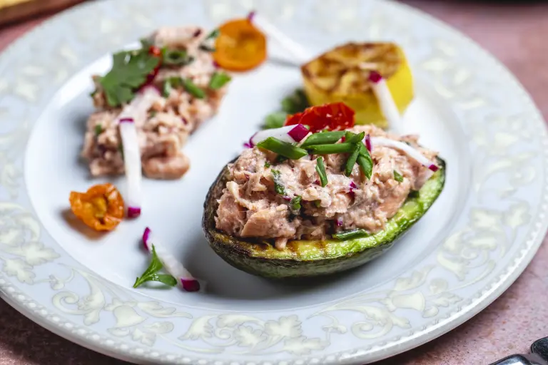 grilled avocado salad tuna fish pepper radish
