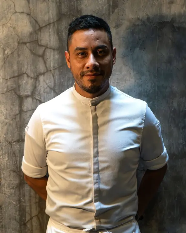 “A veces estoy durmiendo y se me viene a la mente una combinación, entonces me despierto y comienzo a anotar y a experimentar de modo que estoy en un constante choque de penpensamientos e innovaciones, en un ejercicio introspectivo que toma forma y que se vuelve parte del menú”.pensamientos e innovaciones, en un ejercicio introspectivo que toma forma y que se vuelve parte del menú”.Chef Fernando Martinez.