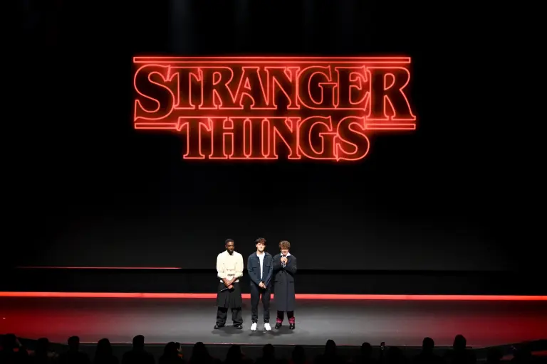 Gaten Matarazzo, Noah Schnapp y Caleb McLaughlin representaron a Stranger Things en el Upfront 2025 de Netflix