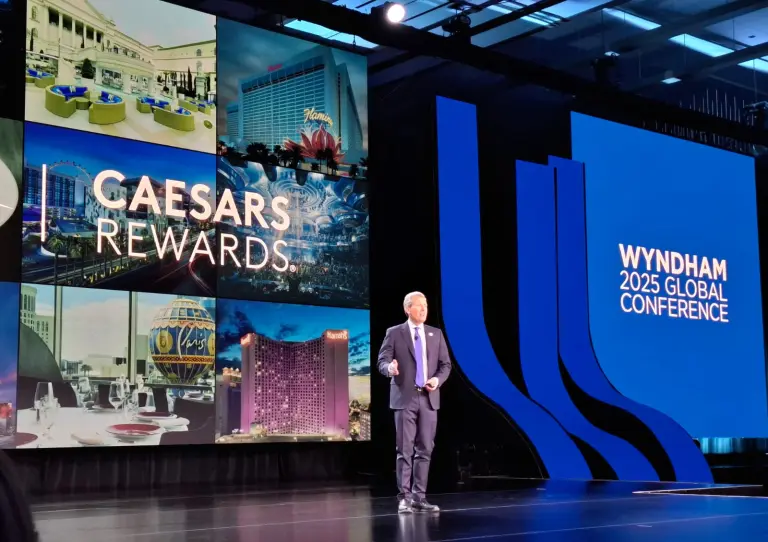 Geoff Ballotti, Presidente y CEO de Wyndham Hotels & Resorts durante la conferencia global 2025.