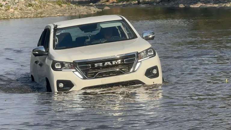 Gracias a la tracción 4x4 y a las diferentes herramientas mecánicas, puede circular por lagos de baja profundidad sin perder la pisada y dirección.