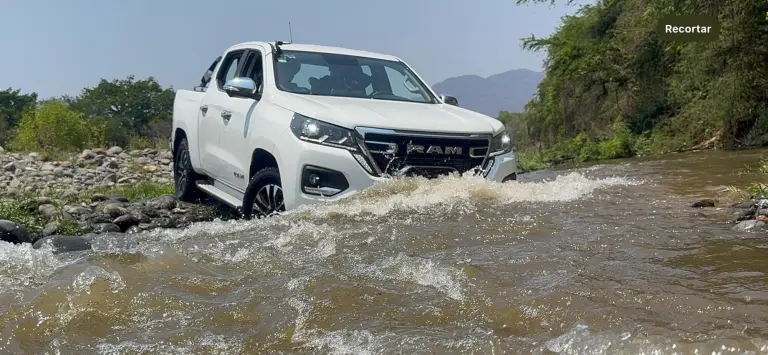 El asistente de arranque en pendientes (HSA) es de gran ayuda, mantiene el control incluso con la batea cargada. La camioneta se mantuvo firme sin retroceder lo que me permitió enfocarme en el camino.