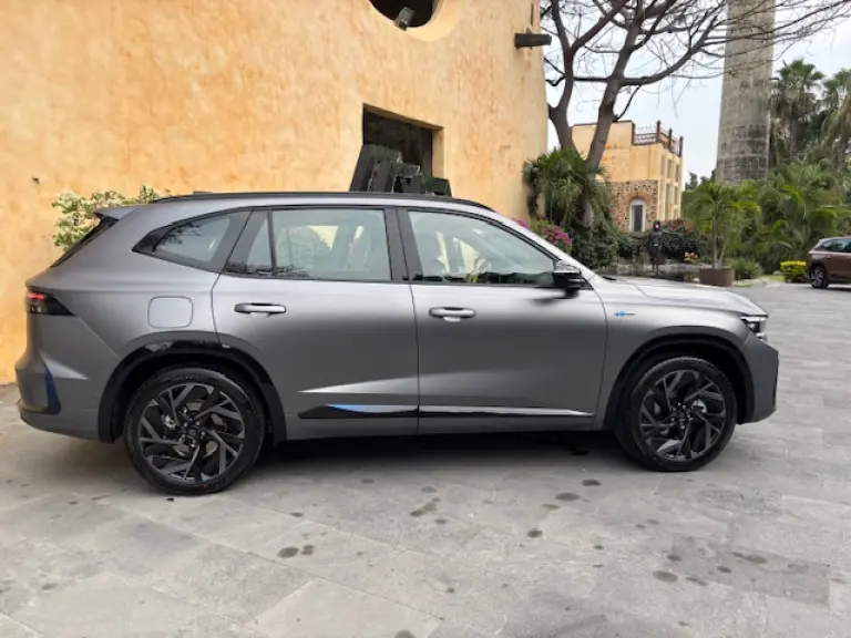 La plataforma es un desarrollo compartido con Volvo y Geely. Cuenta con el sistema de Cancelación activa de ruido desarrollado por Bose y que funciona mediante 3 altavoces que neutralizan el sonido del motor. Foto EE: Marcos Martínez
