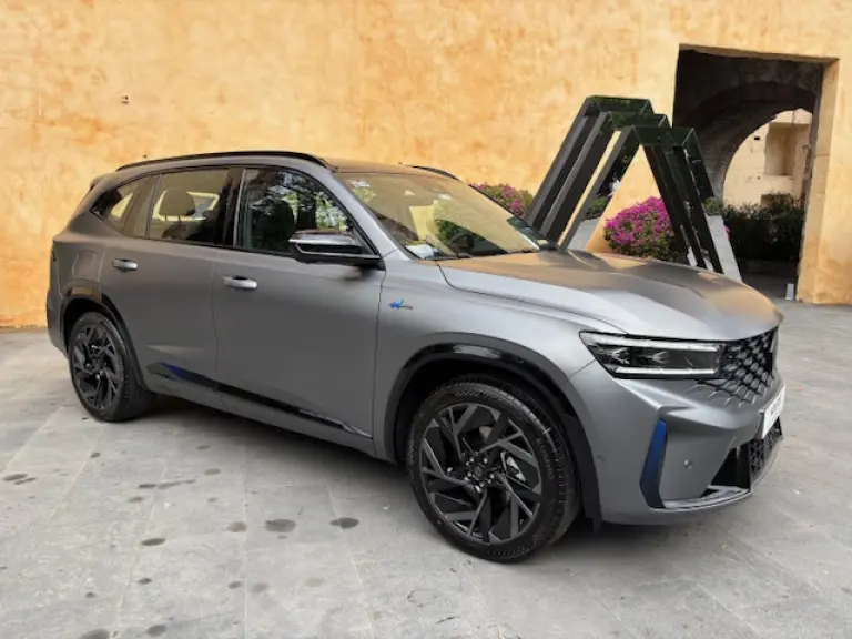 La versión híbrida ofrece una autonomía superior a los 1,000 kilómetros y en ciudad puede hacer recorridos del 75% en modo eléctrico. Su relación peso/potencia es de 7.4 kg/hp. Foto EE: Marcos Martínez