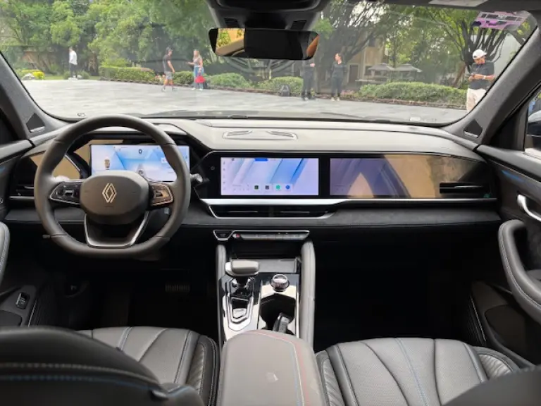 Para ambas versiones se cuenta con Apple CarPlay y Androd Auto inalámbricos además de la aplicación ScreenHits TV que es compatible con Prime Video y Apple TV para la pantalla del acompañante. Foto EE: Marcos Martínez