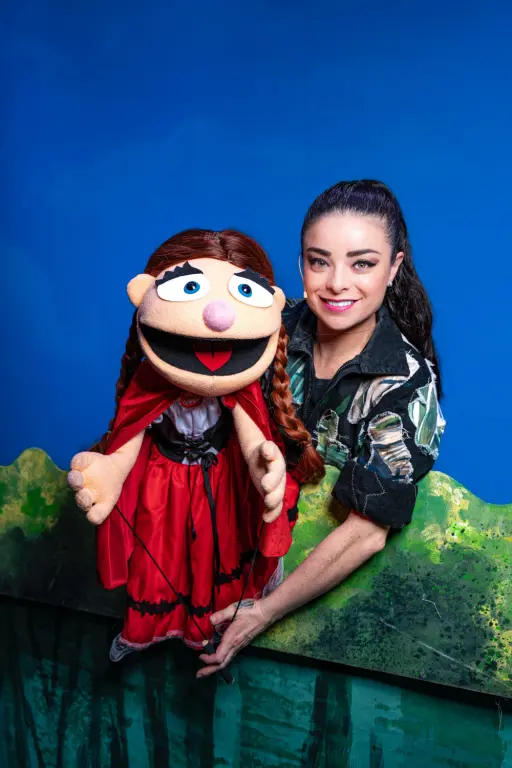 Violeta Isfel es Caperucita