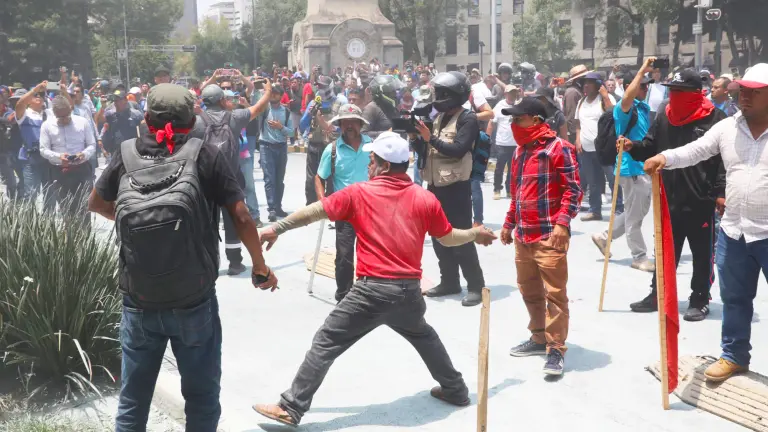 Disturbios en la Secretaria de Gobernación en CDMX por parte de integrantes de la CNTE.