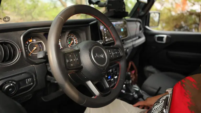El rediseñado interior está acompañado por un completo equipamiento como las interfaces Apple CarPlay y Android Auto inalámbricos y el sistema Uconnect 5.