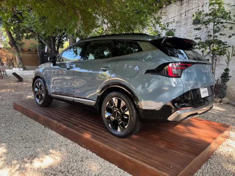 Entre el equipamiento de serie están Apple CarPlay y Android Auto inalámbricos, la función Mirror para el celular así como climatizador.