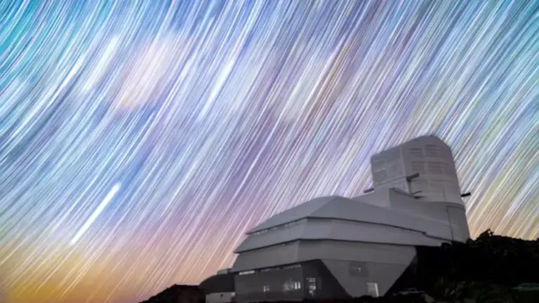 Imagen de larga exposición del firmamento sobre el nuevo Telescopio Vera Rubin. Las estrellas aparecen formando arcos debido a la rotación de la Tierra durante varias horas de exposición.