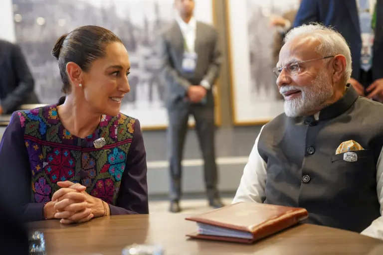 La presidenta de México, Claudia Sheinbaum, con el primer Ministro de India, Narendra Modi, en el G7. Foto: Reuters