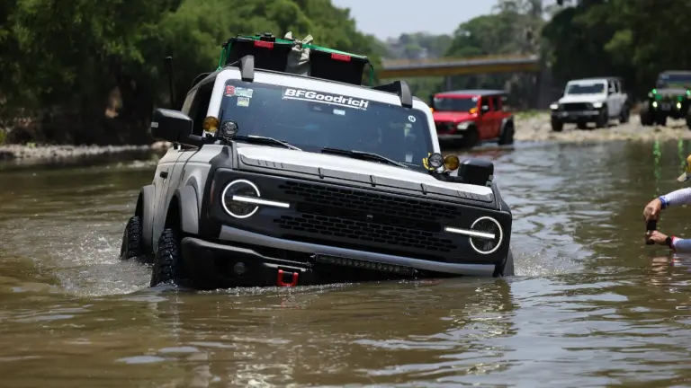 Una vez en el agua se debe mantener una velocidad constante para no quedarse detenidos ya que esto puede ocasionar que el agua ingrese por el escape y genere daños graves.
