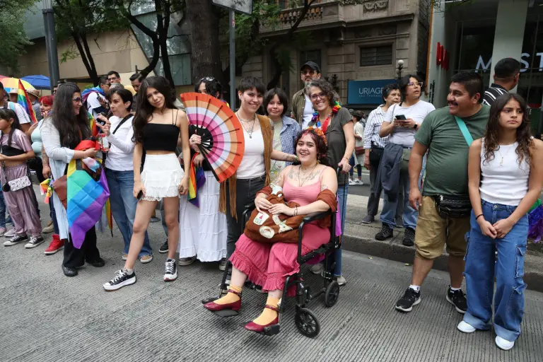 Asistentes a la Marcha del Orgullo 2025.