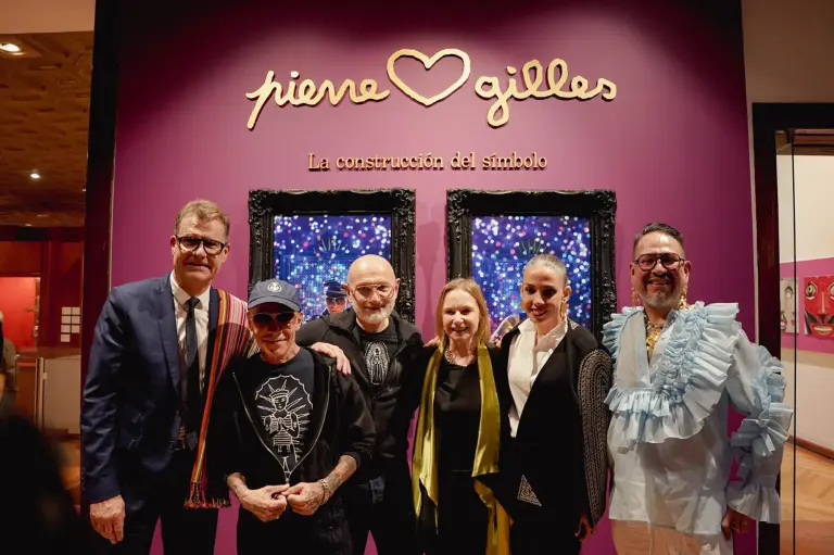 Inauguración de la exposición Pierre et Gilles. Pie de foto: De izquierda a derecha: Jean François Guéganno, consejero cultural de la Embajada de Francia en México, los artistas Pierre y Gilles, embajadora Delphine Borione, Giovana Jaspersen y Abraham Villavicencio, directora y curador en jefe del Museo Franz Mayer.