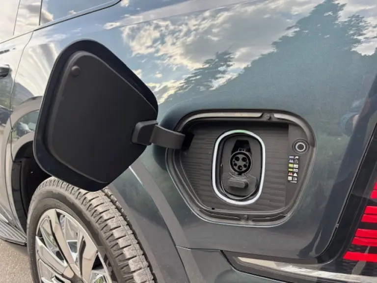 En la compra del modelo, Cadillac entrega un cargador portátil de 19 kW. En los distribuidores EV de General Motors, los clientes tienen acceso a cargadores Nivel 3 de 100 y 150 kW.