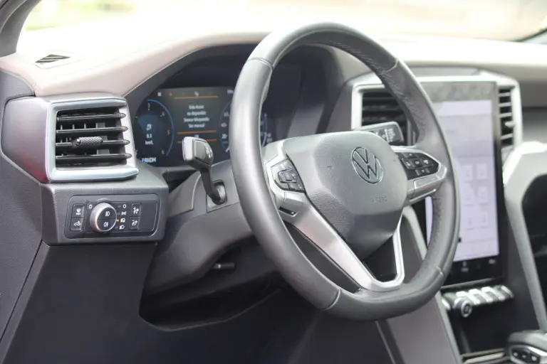Del interior destacan el volante multifuncional forrado en cuero y el sistema de audio Harman Kardon con ocho bocinas y un subwoofer.