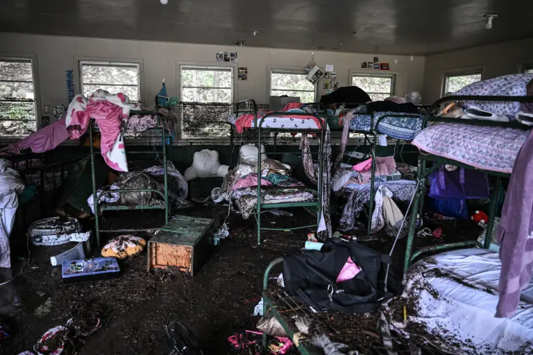 Vista del interior de una cabaña en Camp Mystic, donde al menos 20 niñas desaparecieron tras las inundaciones repentinas.