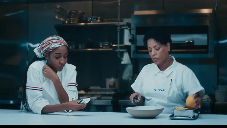 Ayo Edebiri como Sydney Adamu, Liza Colon-Zayas como Tina.