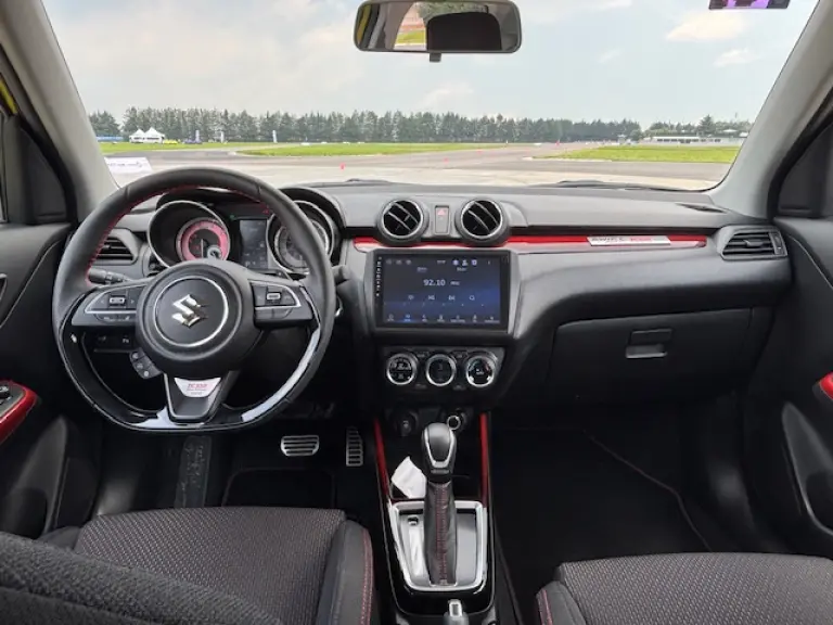 As part of its equipment, it offers automatic air conditioning, Apple CarPlay and Android Auto, a 9” central display, as well as a 6-speaker audio system.