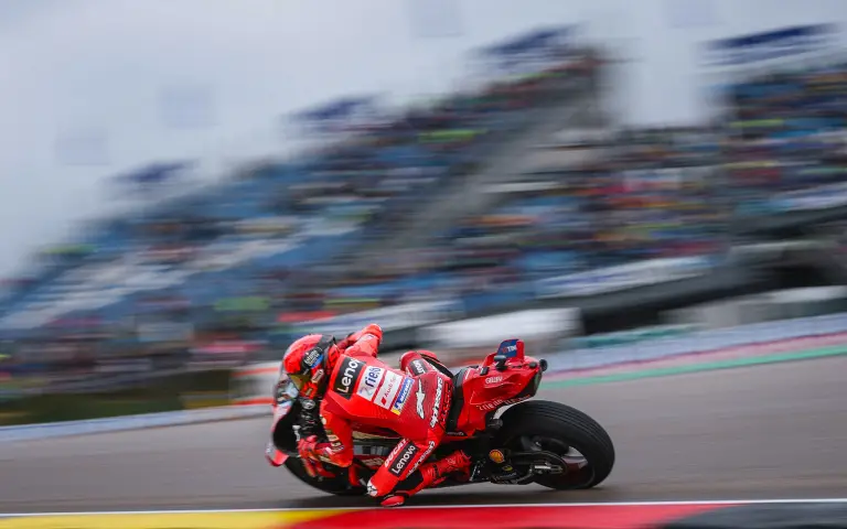 El piloto español de MotoGP, Marc Márquez, conduce su moto durante la tercera sesión de entrenamientos libres.
