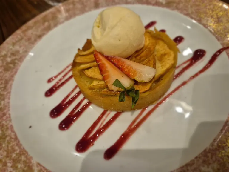 La tarta de manzana con helado de vainilla, un postre de Tabachines.