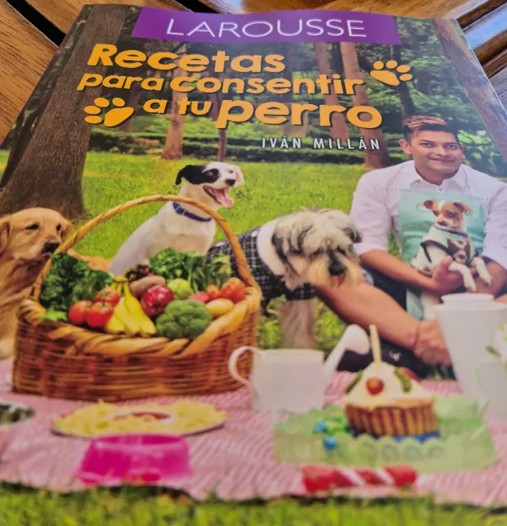 Libro firmado por Dog Chef Iván Millán.
