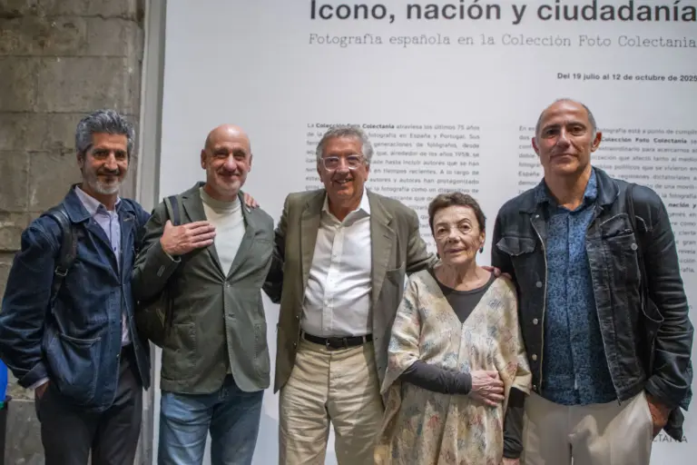 El presidente de la Fundación Foto Colectania, Mario Rotllant, y el curador Carles Guerra con Graciela Iturbide.