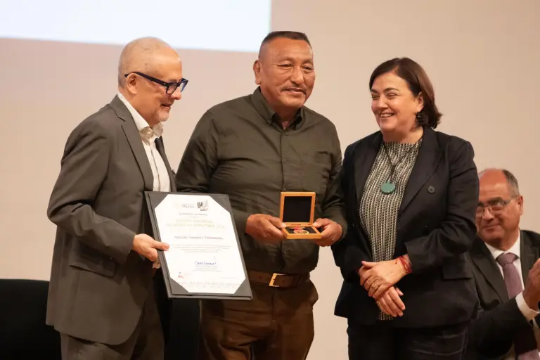 Antolín Vázquez recibió el premio en Artes y Tradiciones Populares. Foto: Cortesía INBAL