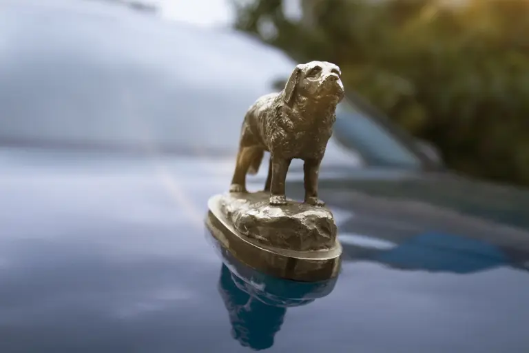 La carroza con figura de perro.