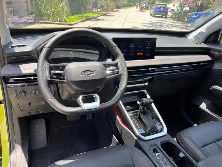 Cuenta con puertos USB y USB-C en las dos filas de asientos. El retrovisor tiene un puerto USB-A para conectar una dashcam. Todas las versiones tienen cámara trasera.