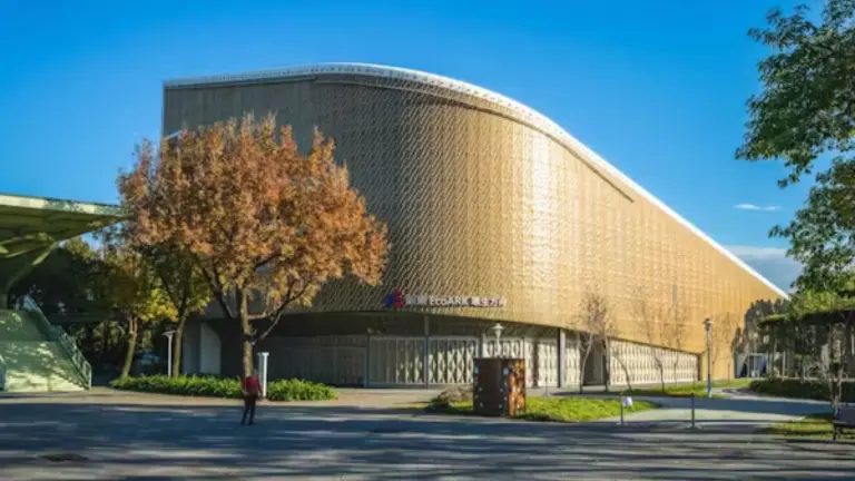 El edificio EcoArk en Taiwán, construido como sede de la Exposición Internacional de Flora de Taipei, es el primer edificio del mundo construido con basura, más de 1,5 millones de botellas de plástico PET.