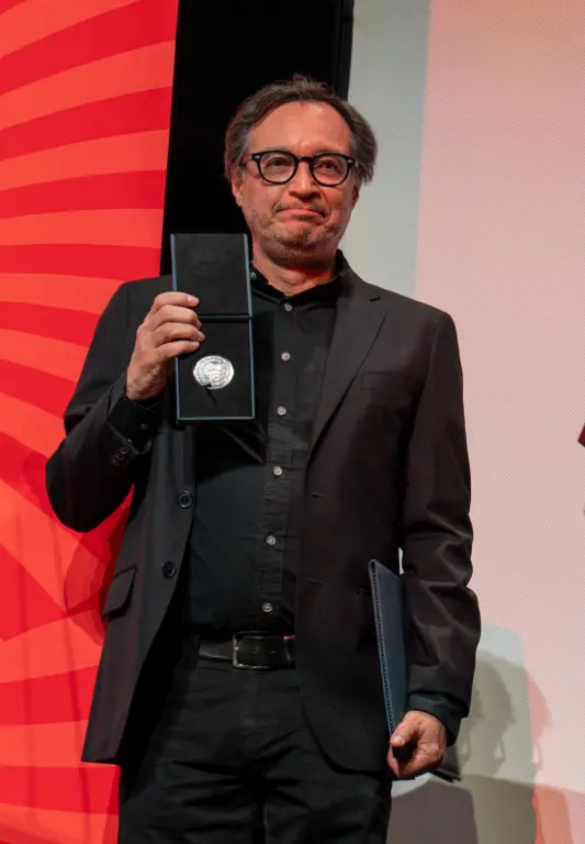 Carlos Carrera muestra sus insignias de reconocimiento. Foto: Cortesía