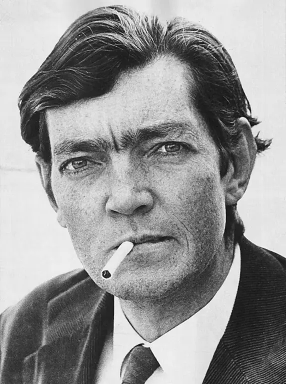 El escritor argentino Julio Cortázar en los jardines de la UNESCO en París, 1968.
