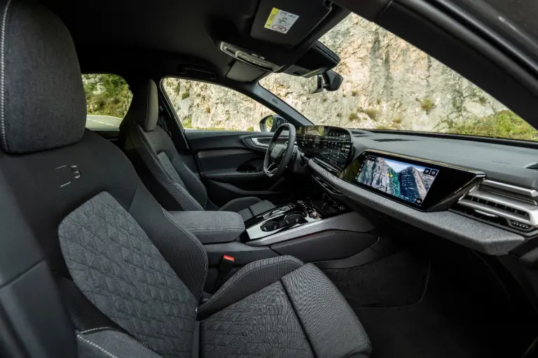 El Audi A5 ya equipa, dependiendo del nivel de equipamiento, una pantalla para el acompañante misma que por seguridad no puede ser visualizada por el conductor.