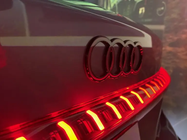 El diseño exterior, que muestra el que será el siguiente capítulo en términos de diseño para la firma de los cuatro aros, da un lugar predominante a la aerodinámica.