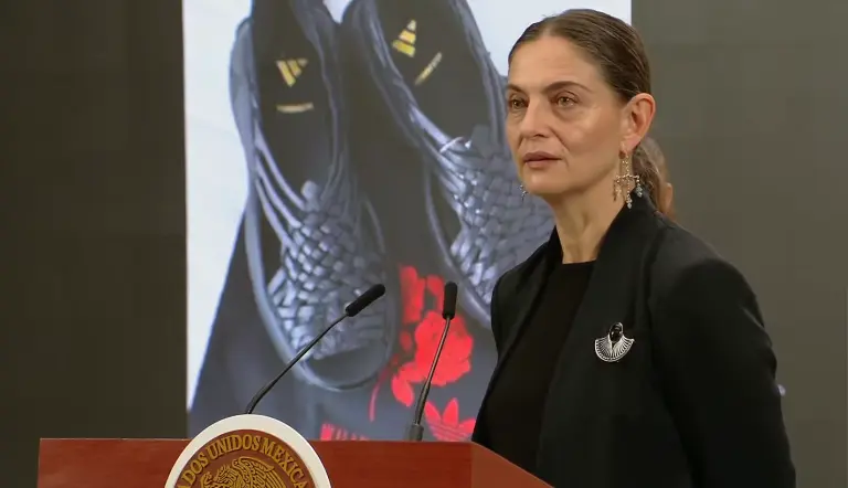 La presidenta Claudia Sheinbaum calificó como apropiación cultural indebida el uso de diseños zapotecos por parte de Adidas y un diseñador estadounidense.

Para más información del tema, visita: https://www.eleconomista.com.mx/politica/secretaria-cultura-sheinbaum-emprenden-acciones-adidas-plagio-cultural-oaxaca-20250808-771873.html

¡Síguenos en nuestras redes sociales para mantenerte informado!

Twitter: https://twitter.com/eleconomista 
Facebook: https://www.facebook.com/ElEconomista.mx
Instagram: https://www.instagram.com/eleconomistamx
LinkedIn: https://www.linkedin.com/company/el-economista/
T

#ElEconomista #EETV